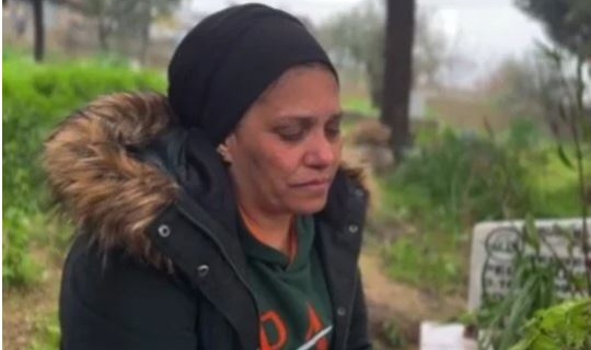 Kendisi için hazırladığı mezara depremde hayatını kaybeden kızı ve torununu defnetti