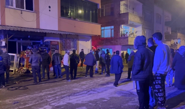 Kilis’te yangın çıkan eve vatandaşlar kovalarla su taşıdı