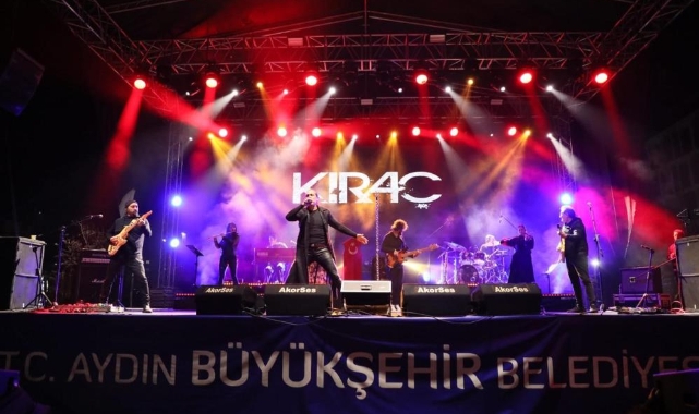 Kıraç şarkılarını Aydınlılar için seslendirdi