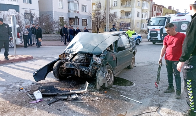 Kırmızı ışıkta bekleyen minibüse otomobil çarptı