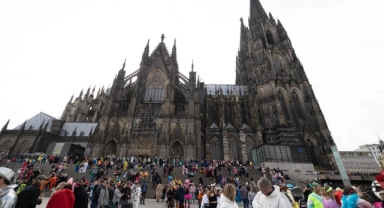 Köln'de "5. Mevsim" karnavalı rengarenk geçiyor