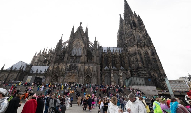 Köln'de "5. Mevsim" karnavalı rengarenk geçiyor