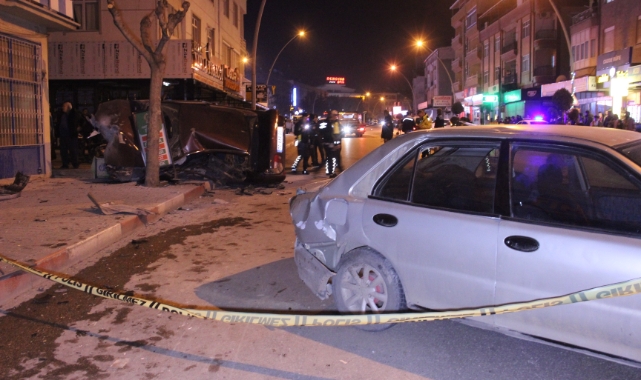 Kontrolden çıkan araç park halindeki otomobile çarparak devrildi