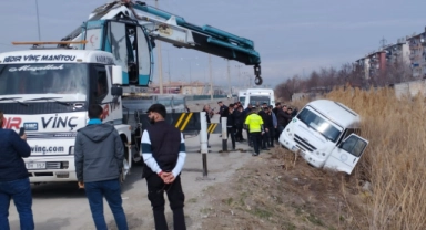 Korkutan kaza! Tahliye kanalına düştü