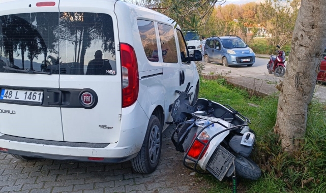 Küçük çocuk gaz kolunu çekince motosiklet otomobile çarptı