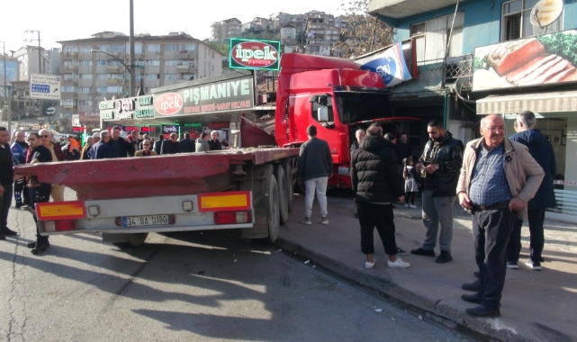 Makaslayan TIR çay ocağına daldı: 4 yaralı