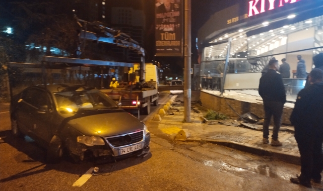 Maltepe'de kontrolden çıkan araç restorana girdi: 1 yaralı