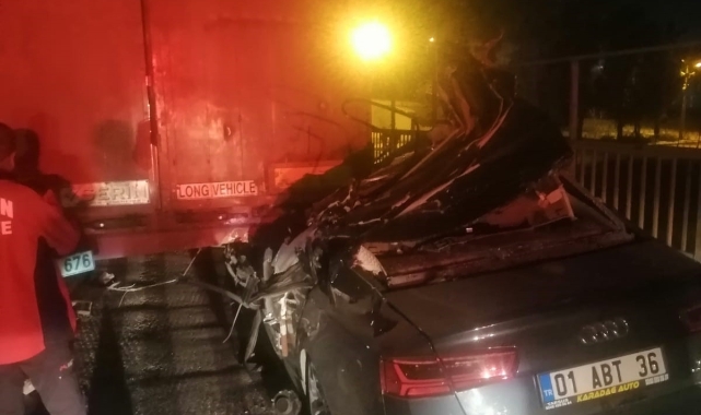 Mersin'de TIR'ın altına giren lüks otomobil hurdaya döndü