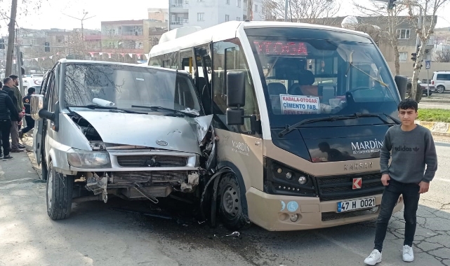 Minibüslerin çarpıştığı kazada 6 kişi yaralandı