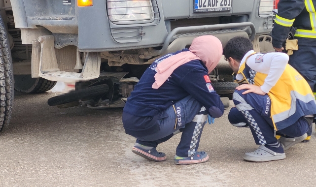 Motosiklet kamyonun altına girdi: 1 ölü, 1 yaralı