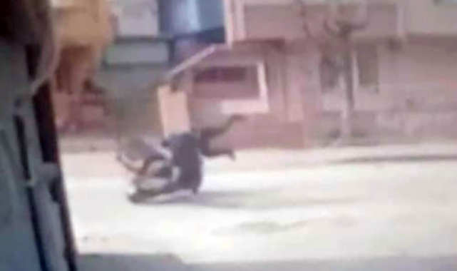 Motosikletin yayaya çarptığı kaza kamerada