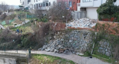 Okul yolunda bulunan istinat duvarı çöktü