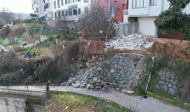 Okul yolunda bulunan istinat duvarı çöktü