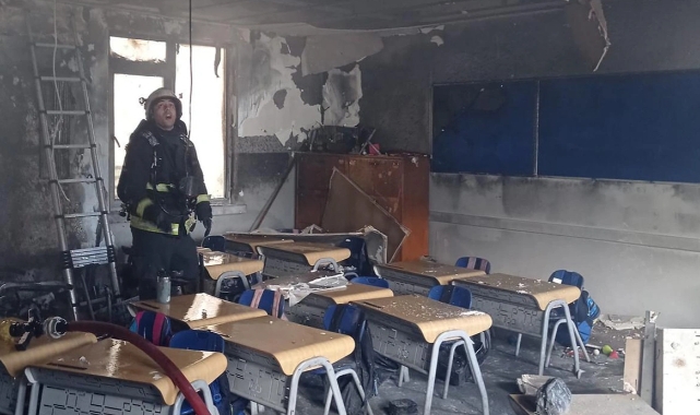 Okulda korkutan yangın: 3 sınıf zarar gördü!