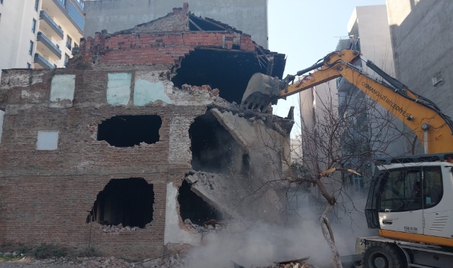 Osmangazi'de 3 katlı metruk bina yıkıldı