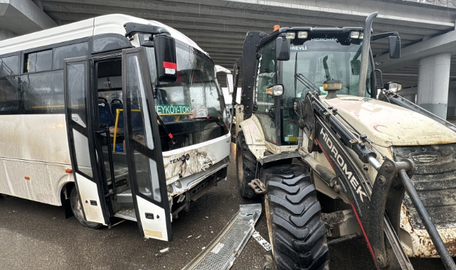 Otobüs ile iş makinesi çarpıştı! Çok sayıda yaralı var