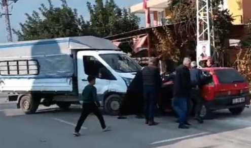 Otomobil ile kamyonet çarpıştı!