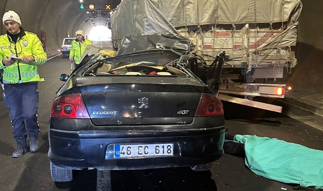 Otomobil TIR'a ok gibi saplandı
