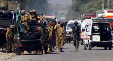 Pakistan’da karakola saldırı: 10 ölü, 6 yaralı