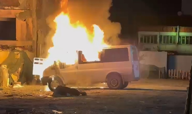 Park halindeki araç cayır cayır yandı