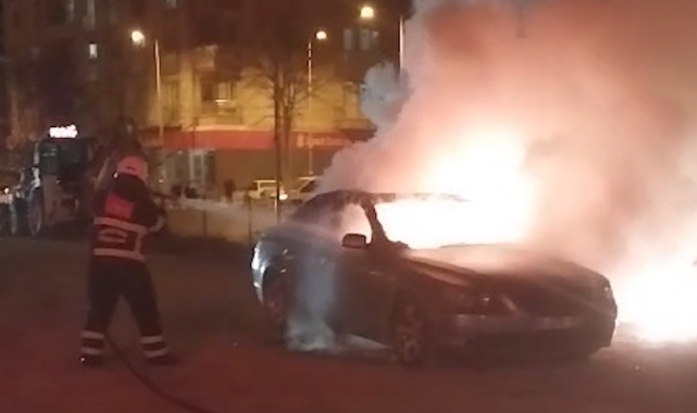 Park halindeki otomobil alev alev yandı