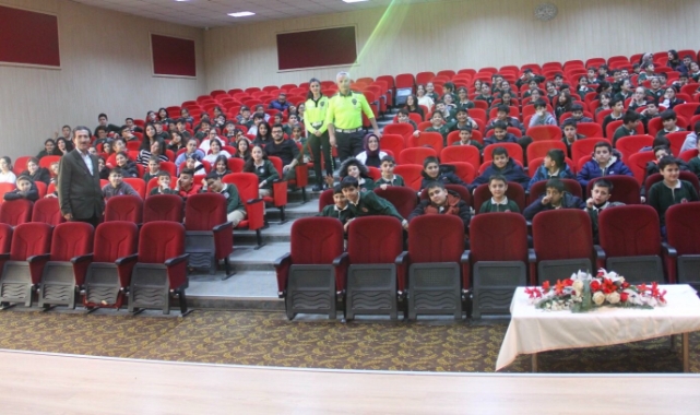Polis ekiplerinden öğrencilere trafik güvenliği eğitimi