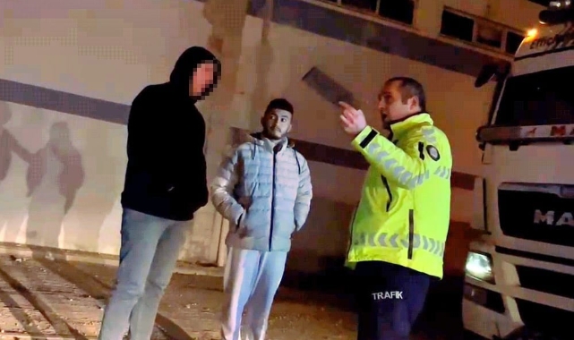 Polisi görünce TIR'ı bırakıp kaçtı