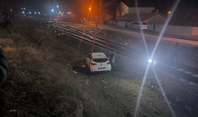 Polisten kaçarken demiryoluna uçtular