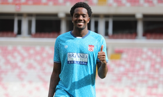 Queensy Menig, Sivasspor’a imzayı attı