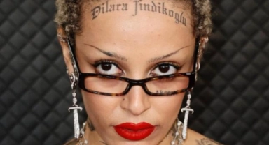 Şarkıcı Doja Cat ödül törenine yüzünde Türk modacının dövmesiyle katıldı
