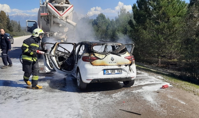 Seyir halindeki araç alevlere teslim oldu