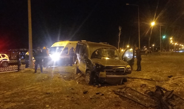 Siirt'te hafif ticari araç refüje girdi: 1 yaralı