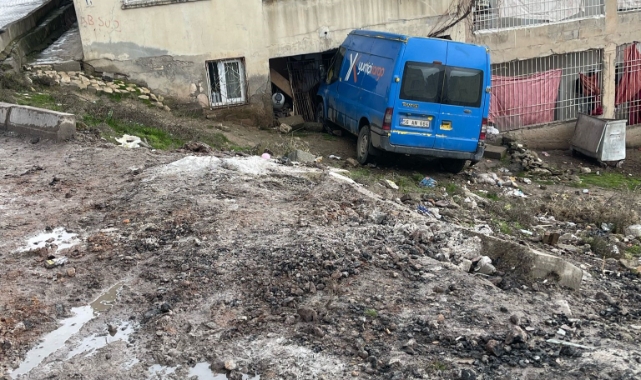 Siirt'te kontrolden çıkan kargo aracı bir eve daldı
