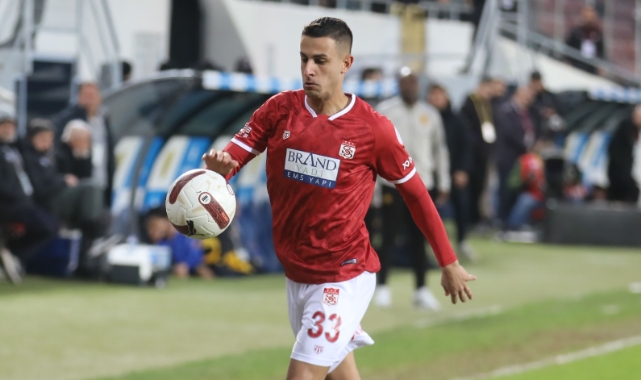 Sivassporlu futbolcunun omuzu çıktı