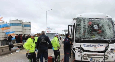Taraftarları taşıyan midibüs TIR'a çarptı: Yaralılar var
