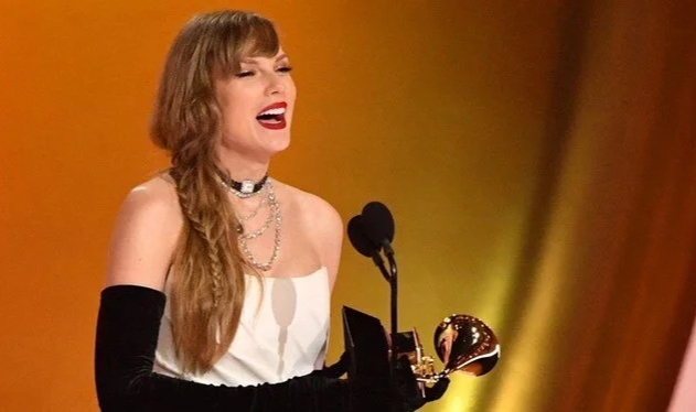 Taylor Swift dördüncü kez "Yılın Albümü" ödülü alarak rekor kırdı