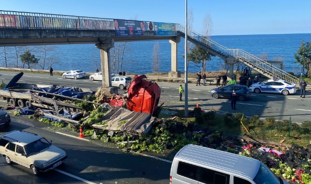 TIR kağıt gibi ezildi! Sebzeler karayoluna saçıldı