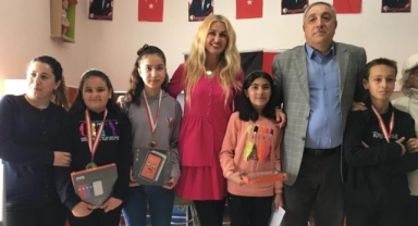 Tuğba Özay babasının adına düzenlenen şiir yarışmasına katıldı