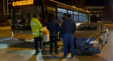 Virajı alamadı, otobüse çarptı!