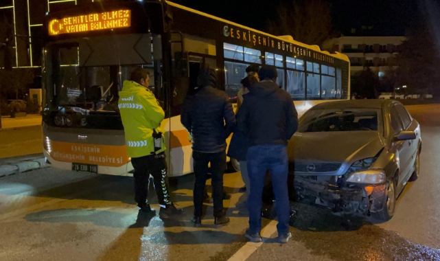 Virajı alamadı, otobüse çarptı!