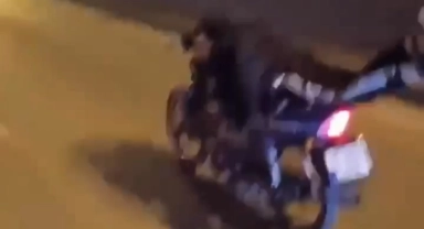 Yatarak motosiklet kullandı, ölüme meydan okudu!