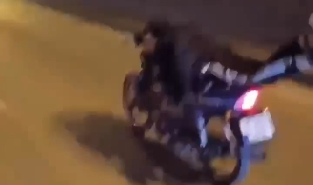 Yatarak motosiklet kullandı, ölüme meydan okudu!