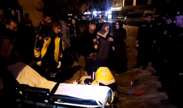 Yolun karşısına geçmeye çalışan aileye araç çarptı
