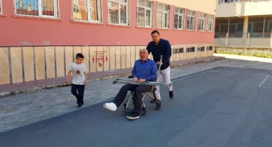 42 yıllık öğretmen öğrencilerine veda etti