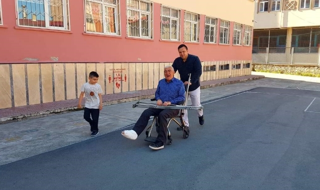 42 yıllık öğretmen öğrencilerine veda etti