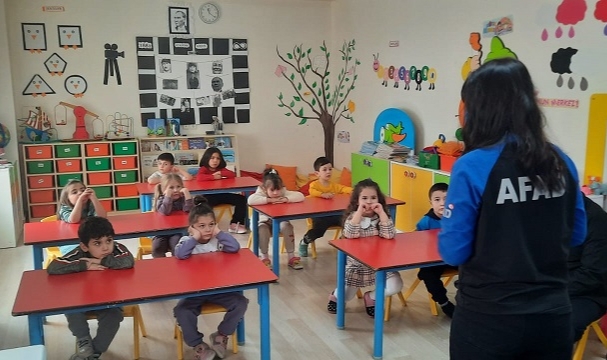 AFAD, okullarda deprem tatbikatı ve bilgilendirme yaptı