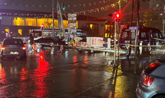 Ankara'da fırtınada aydınlatma direği yola devrildi