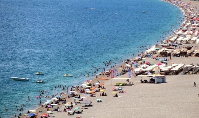 Antalya'da sıcak havayı görenler deniz sezonunu açtı