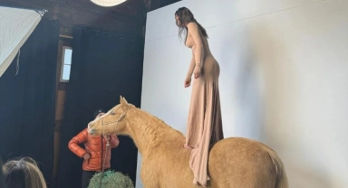 At üzerinde poz veren Bella Hadid tepki çekti