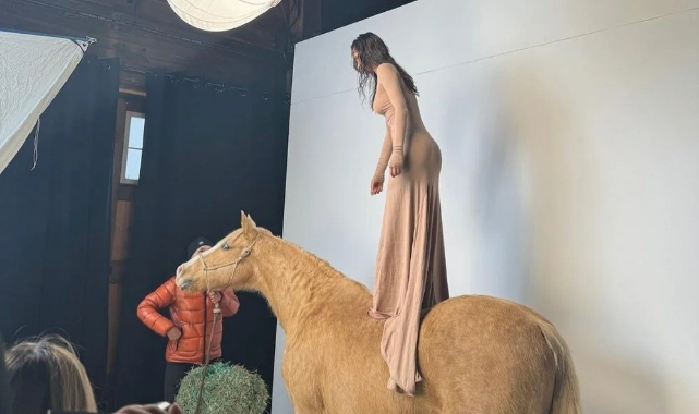 At üzerinde poz veren Bella Hadid tepki çekti